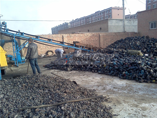 機(jī)油濾芯破碎機(jī)客戶(hù)生產(chǎn)現(xiàn)場(chǎng)