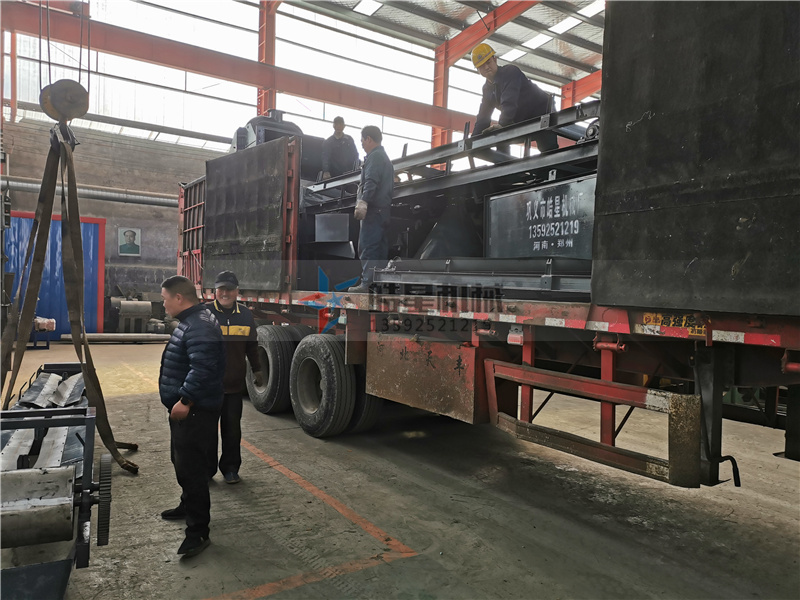 <a href='http://www.snowstop.com.cn/psxl/1279.html' target='_blank'><span>廢鋁破碎機</span></a>成套設備吊裝現(xiàn)場